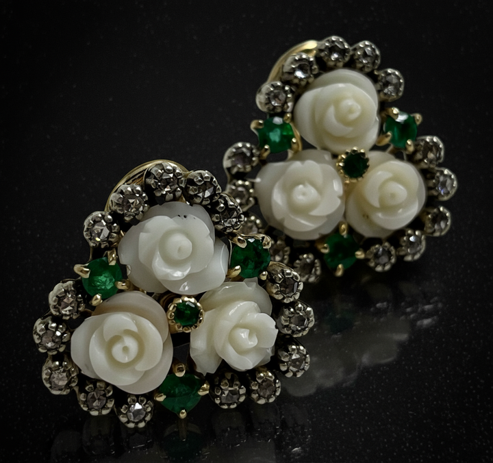 Orecchini con Rose di Corallo Bianco, Smeraldi e Diamanti