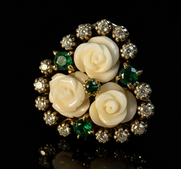 Orecchini con Rose di Corallo Bianco, Smeraldi e Diamanti