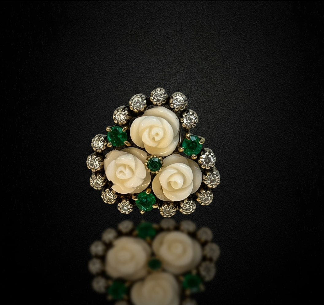 Orecchini con Rose di Corallo Bianco, Smeraldi e Diamanti