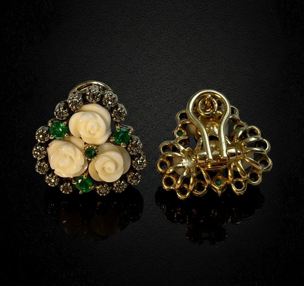Orecchini con Rose di Corallo Bianco, Smeraldi e Diamanti