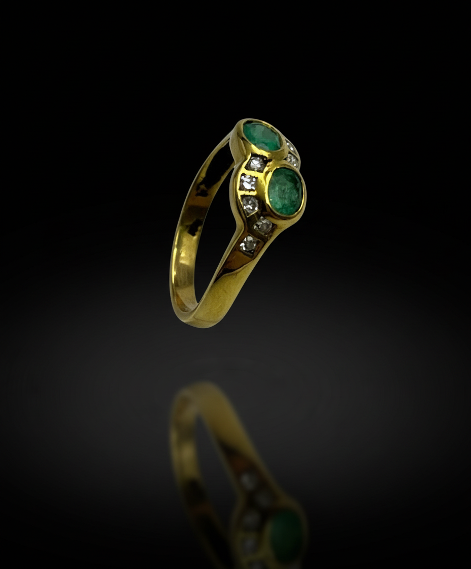 Sinuoso anello con smeraldi e diamanti