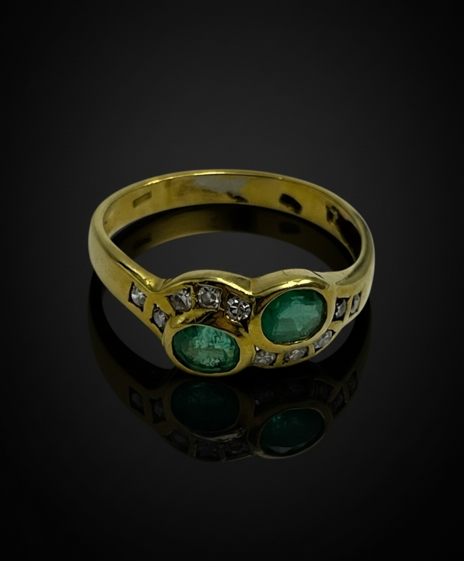 Sinuoso anello con smeraldi e diamanti