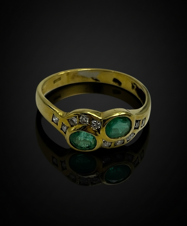 Sinuoso anello con smeraldi e diamanti