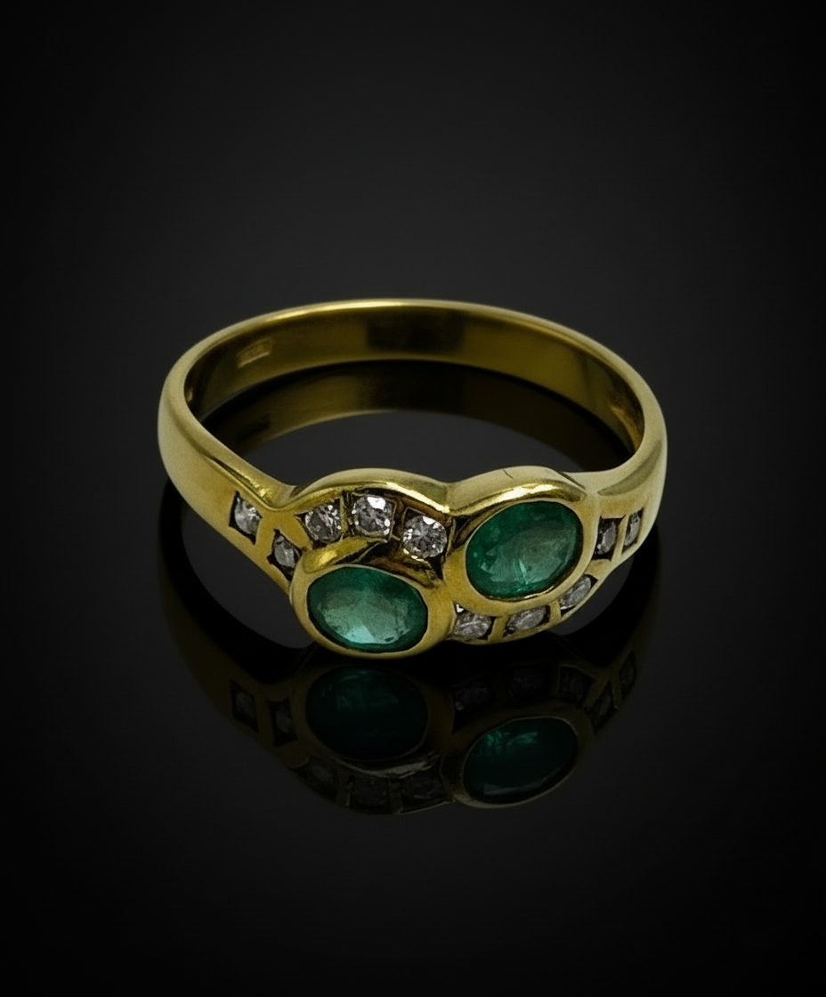 Sinuoso anello con smeraldi e diamanti