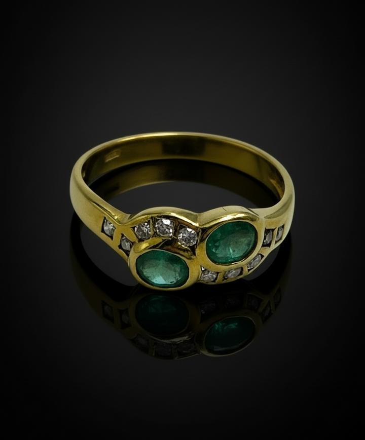 Sinuoso anello con smeraldi e diamanti