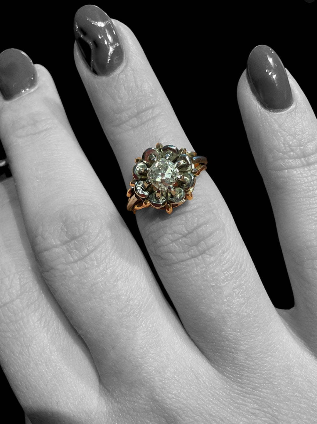 Anello vintage con diamante centrale a solitario