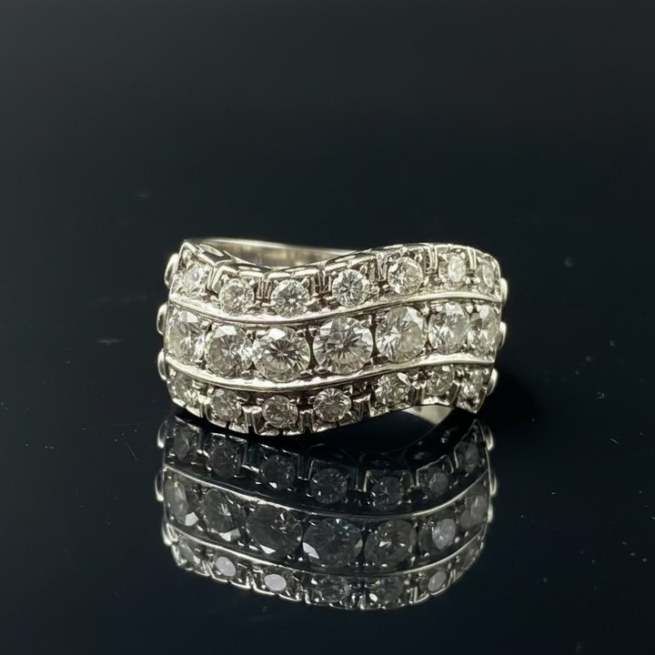 Anello a onda con diamanti