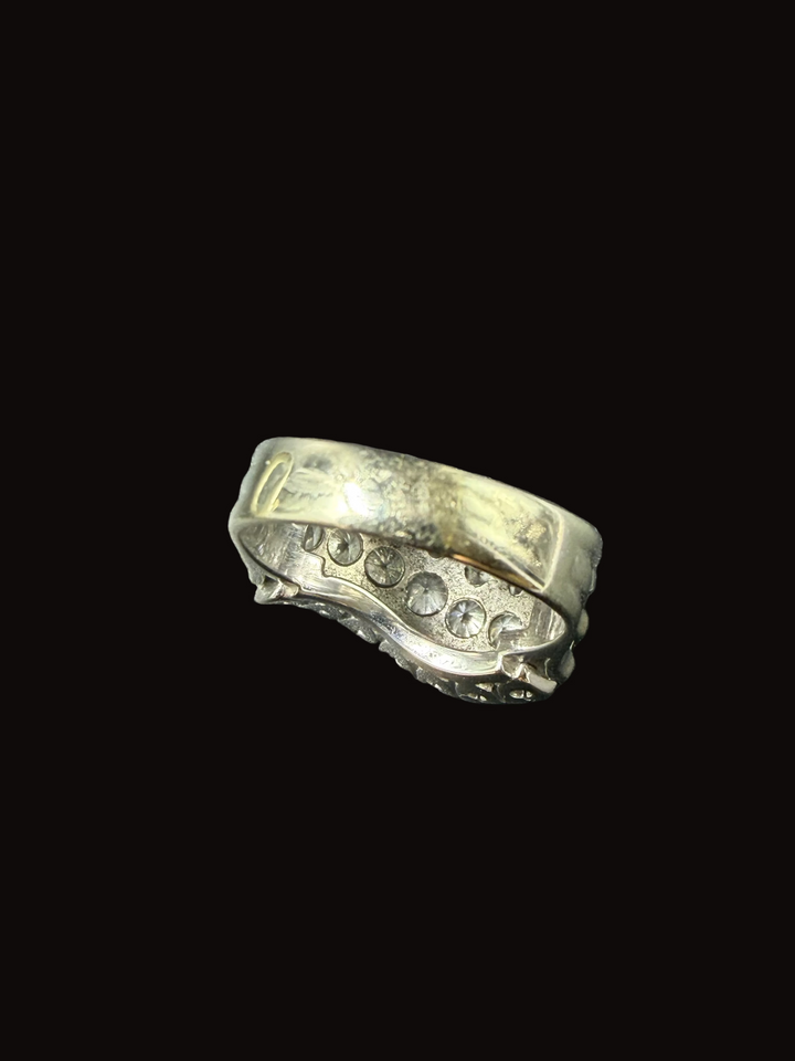 Anello a onda con diamanti