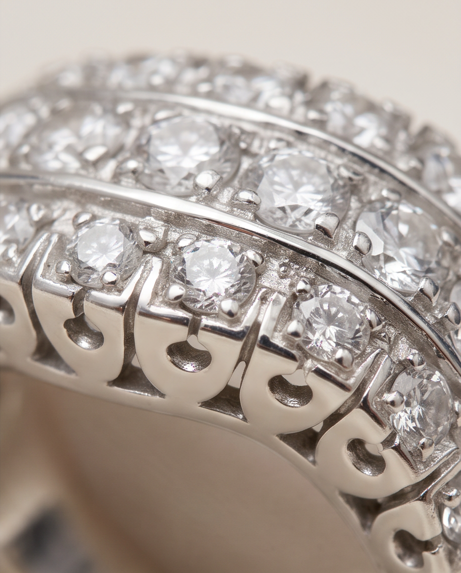 Anello a onda con diamanti