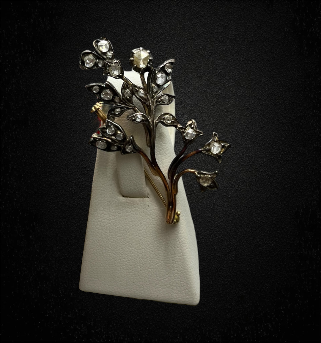 Spilla floreale con diamanti. Italia, 1920 ca.