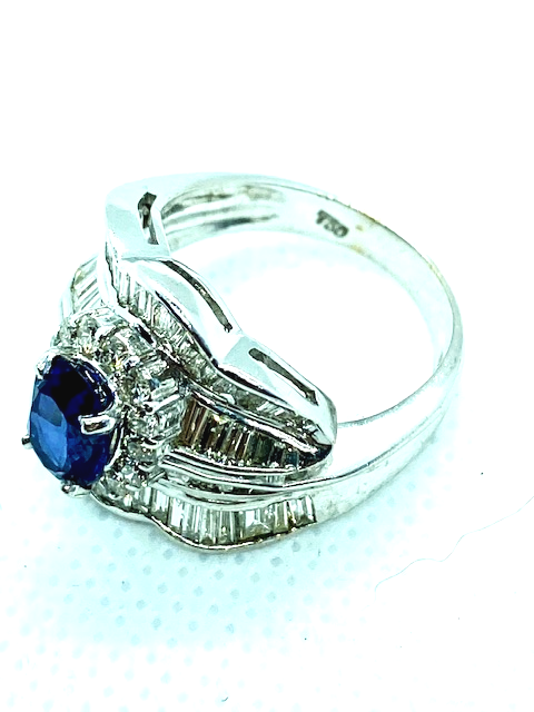 Sapphire and diamonds ring