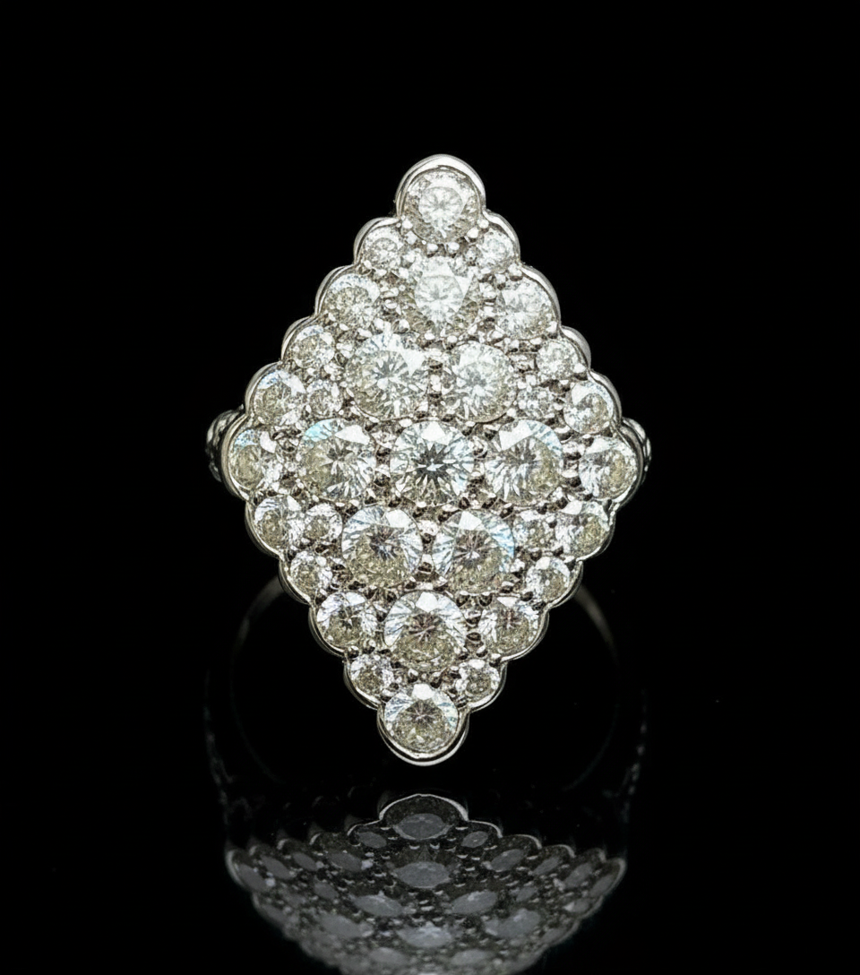 Splendido Anello Romboidale con Diamanti