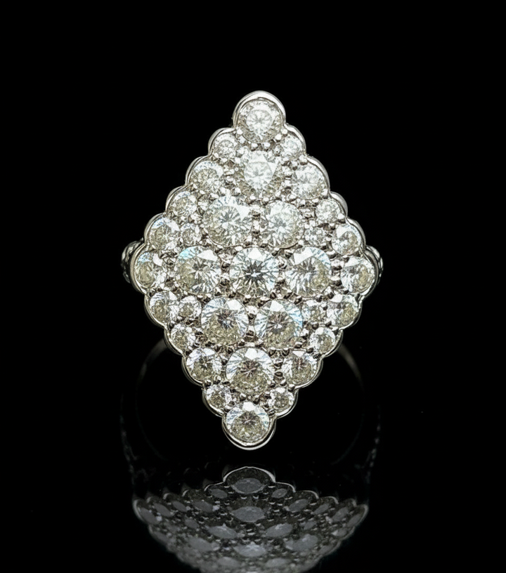 Splendido Anello Romboidale con Diamanti