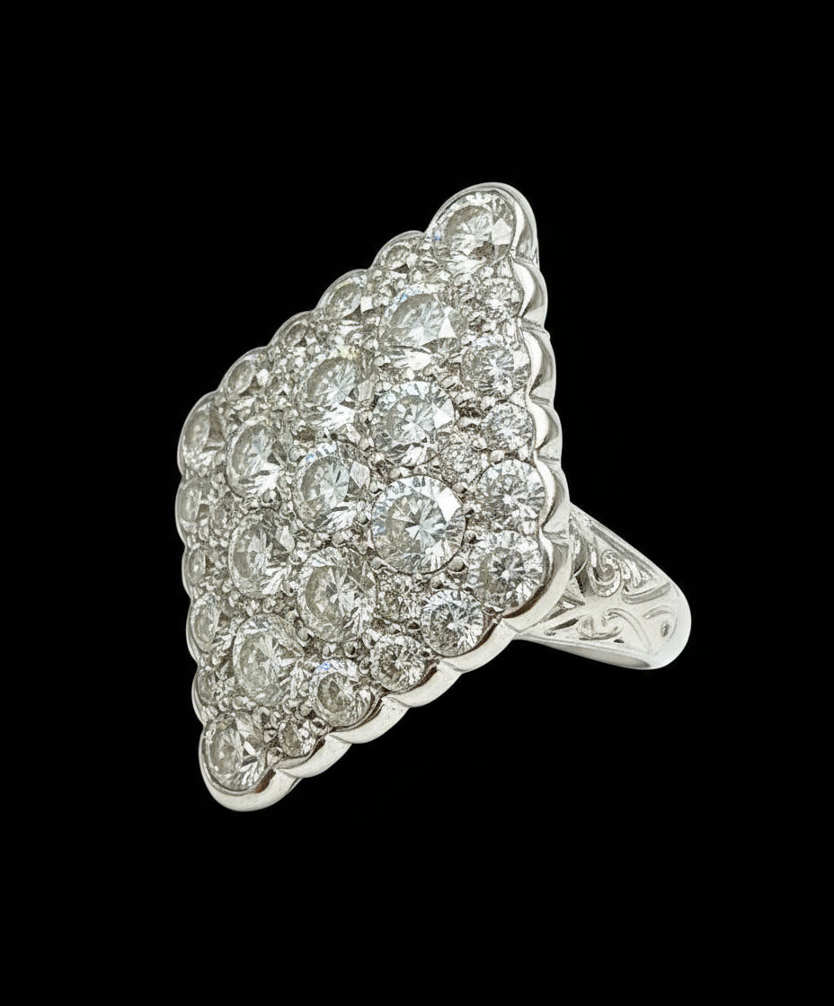 Splendido Anello Romboidale con Diamanti