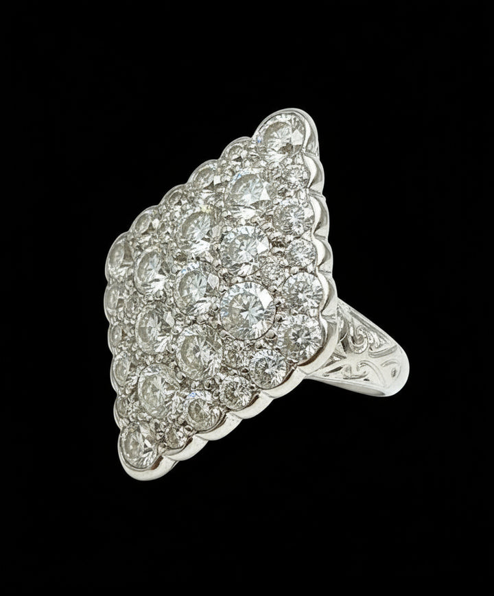 Splendido Anello Romboidale con Diamanti