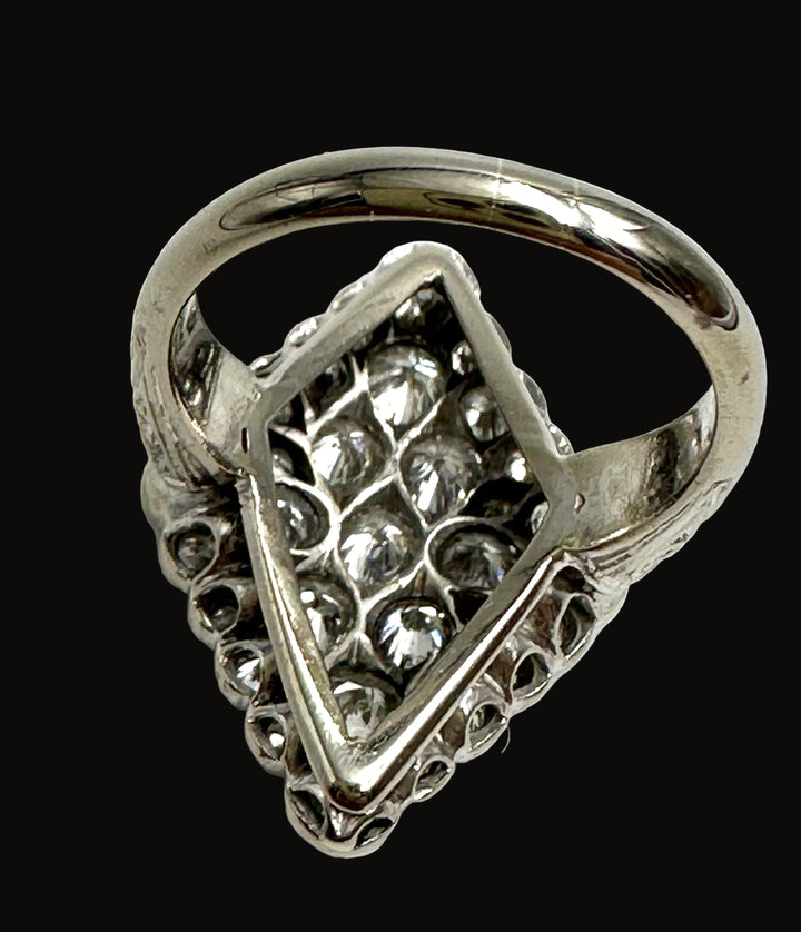 Splendido Anello Romboidale con Diamanti