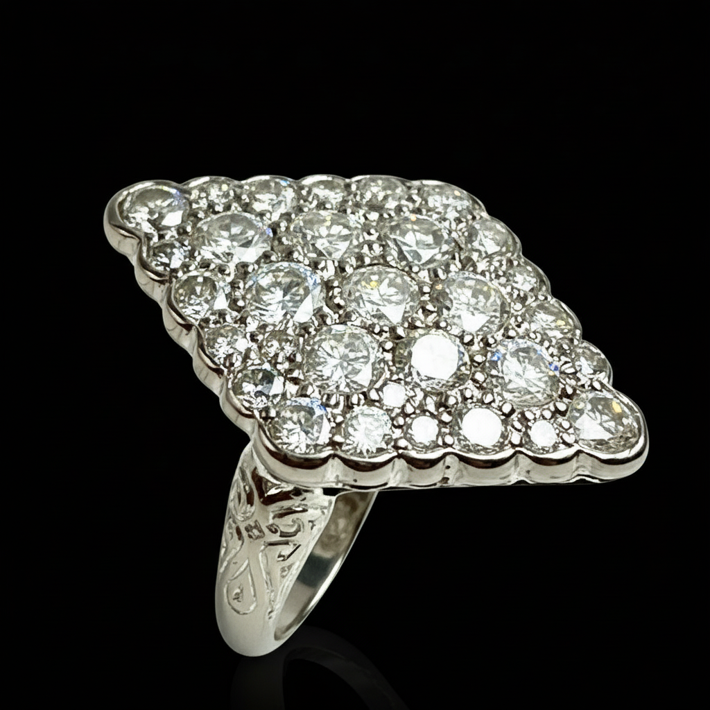 Splendido Anello Romboidale con Diamanti