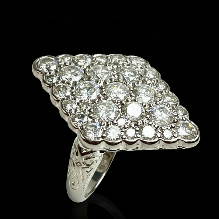 Splendido Anello Romboidale con Diamanti