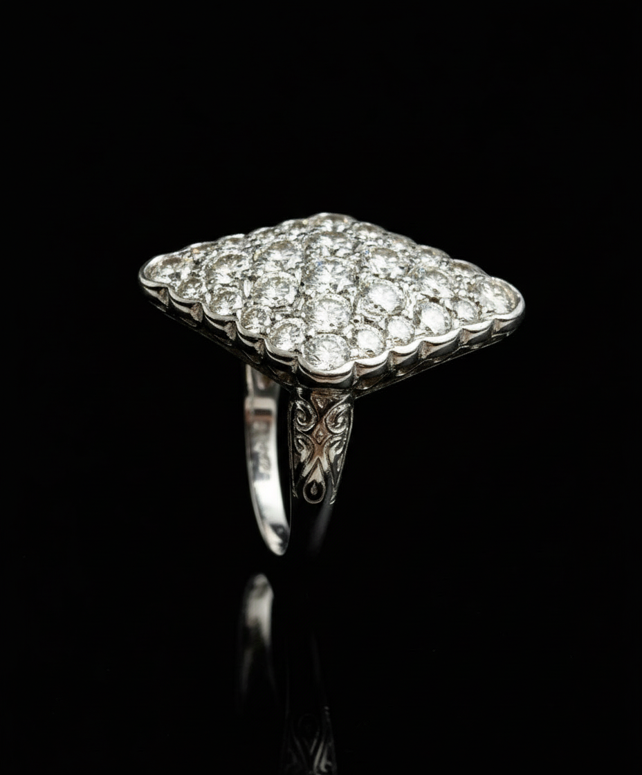 Splendido Anello Romboidale con Diamanti