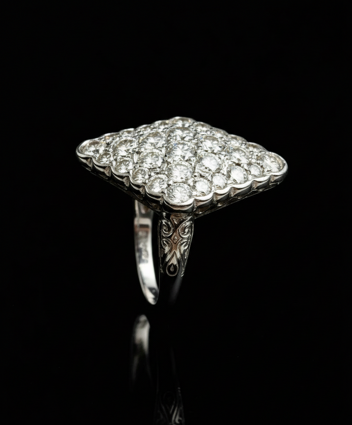 Splendido Anello Romboidale con Diamanti