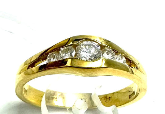 Yellow gold diamond ring