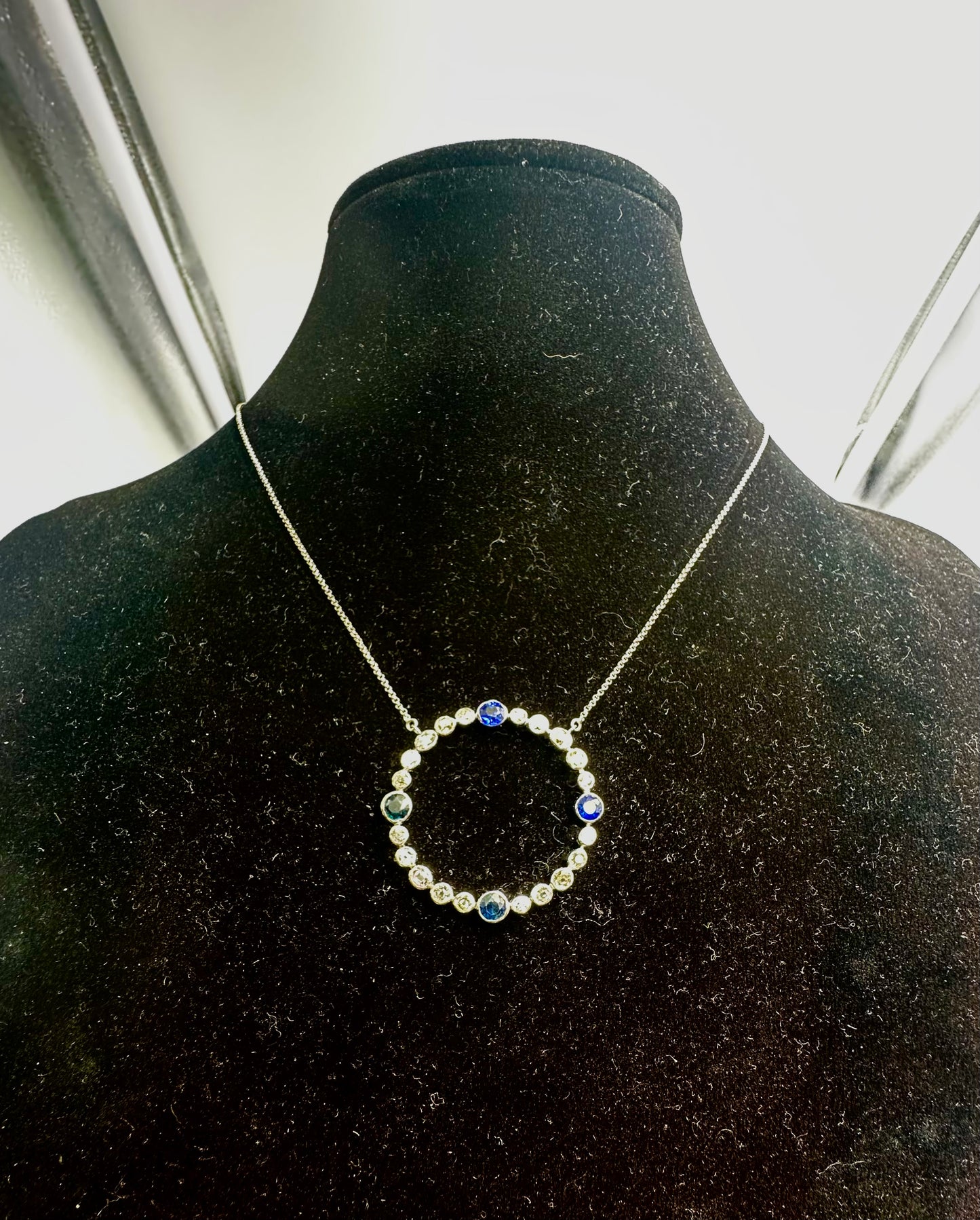 Round diamond pendant