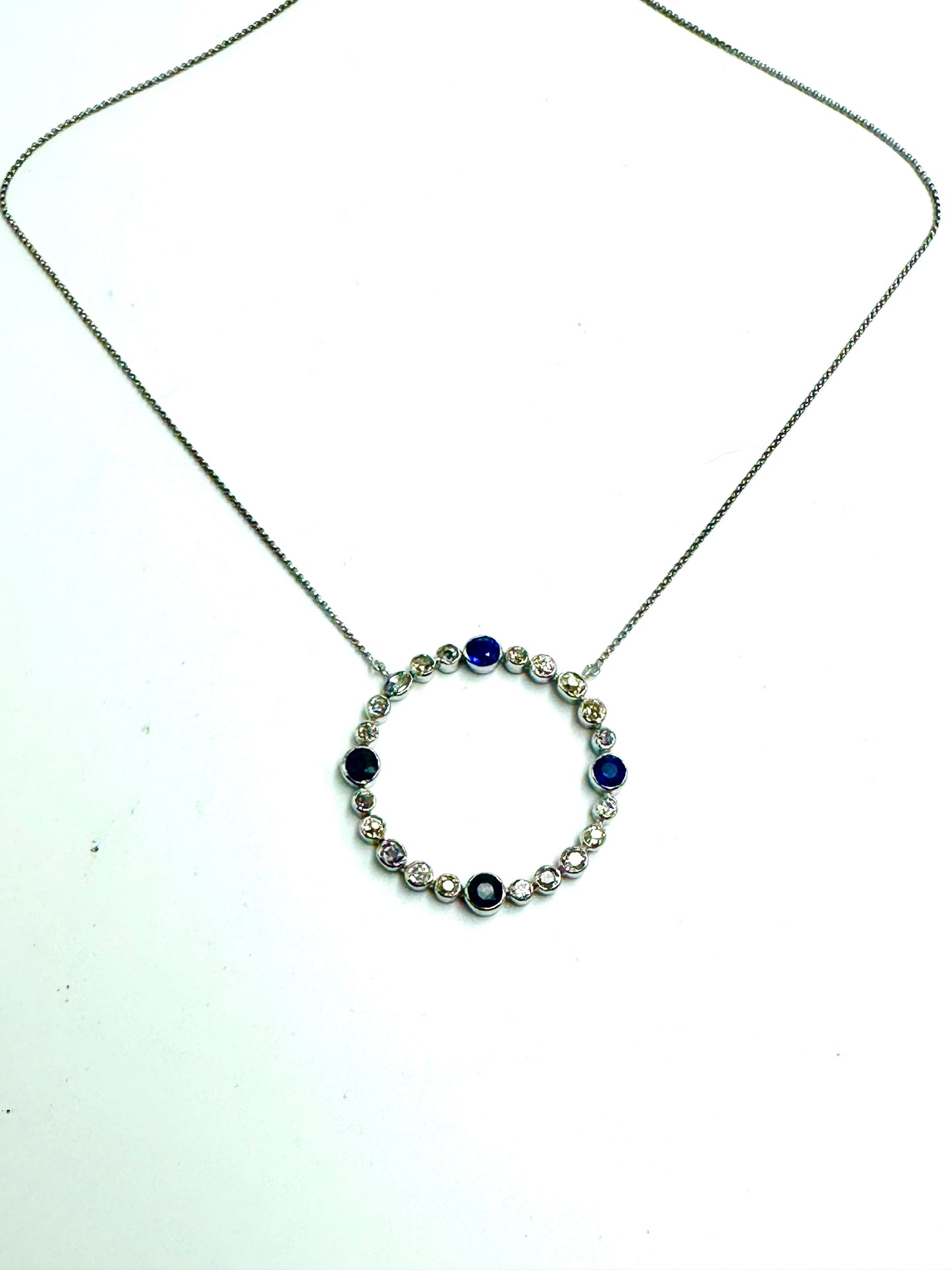 Round diamond pendant