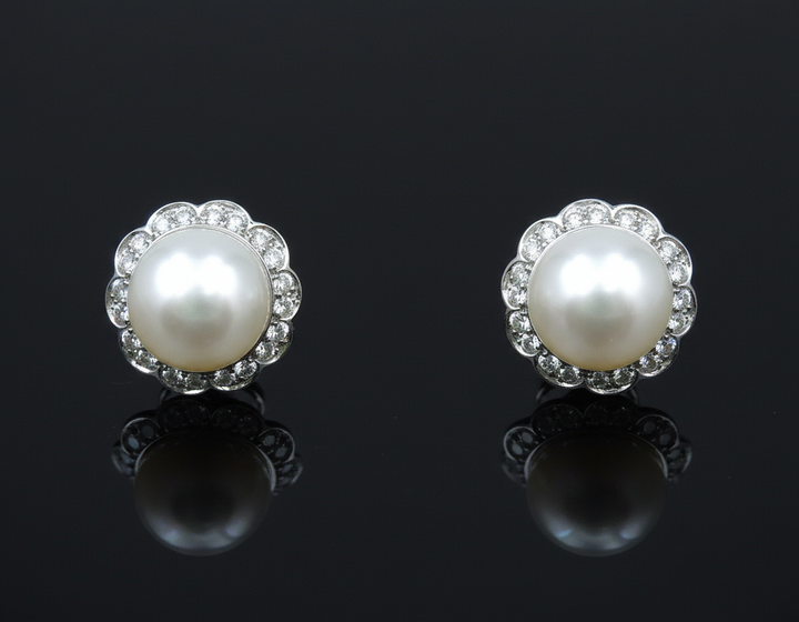 Sontuosi Orecchini di Perle in Platino e Diamanti