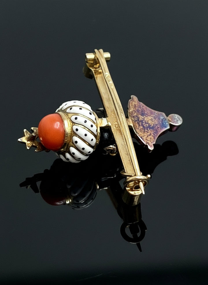 Spilla in oro con smalti policromi con "moretto", firmata Agostino Gigante