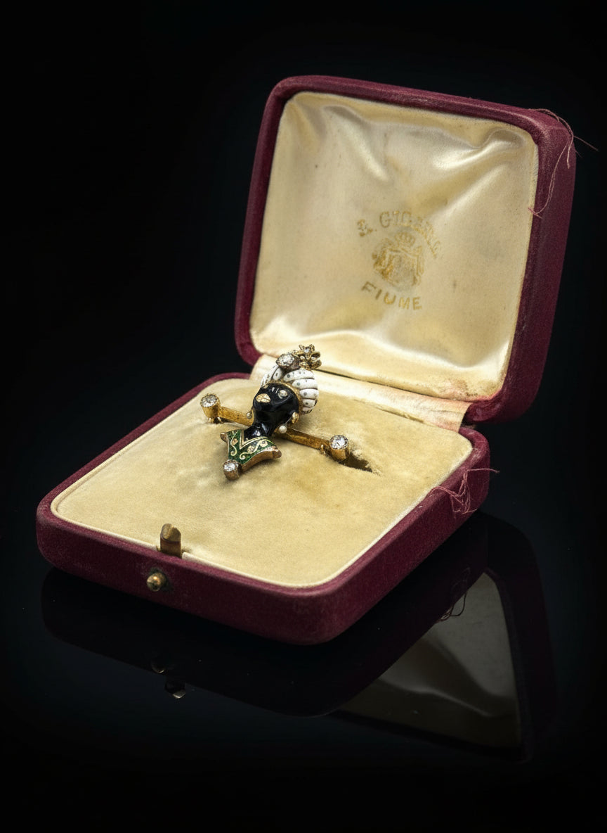 Spilla in oro con smalti policromi con "moretto", firmata Agostino Gigante