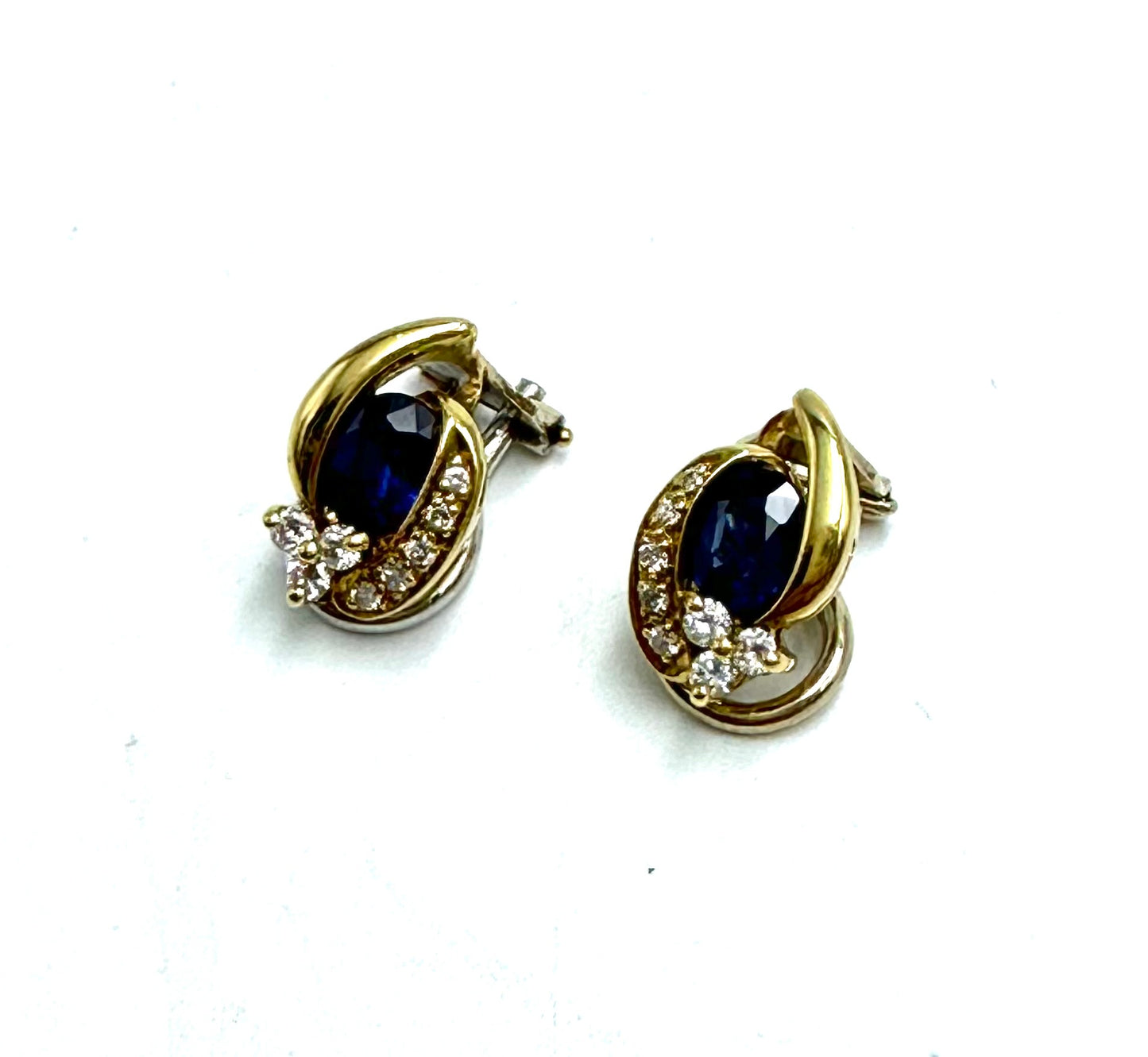 Sapphire and diamonds earrings