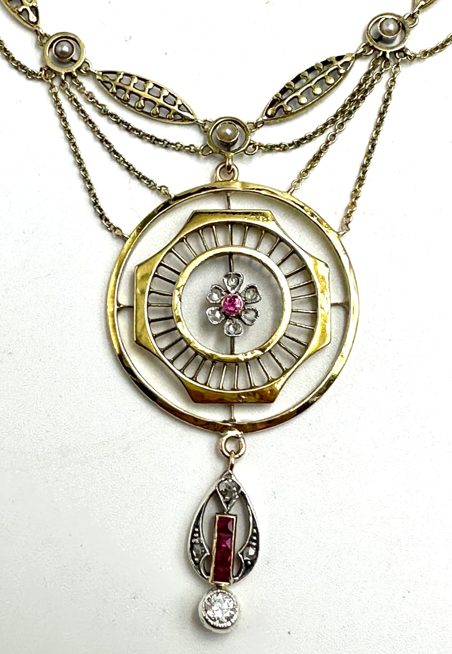 Rare jugendstil necklace in gold, with diamonds and rubies