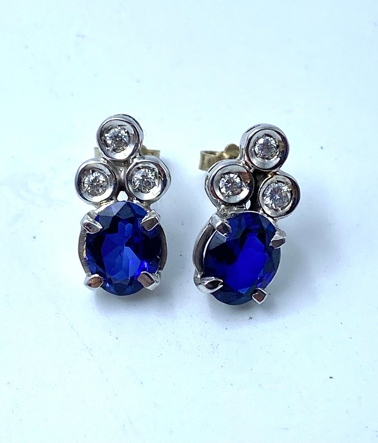 Sapphires and diamonds earrings