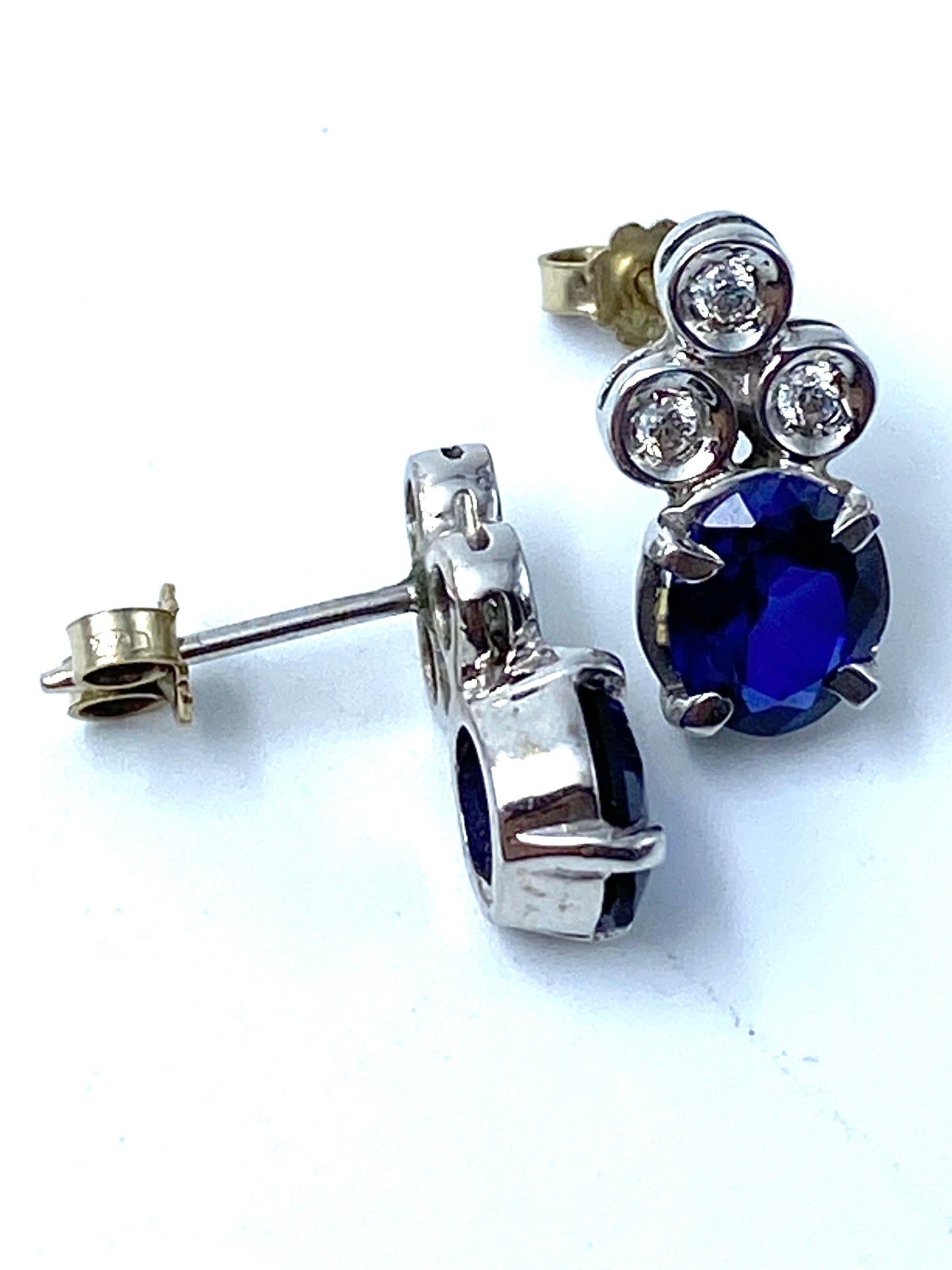 Sapphires and diamonds earrings