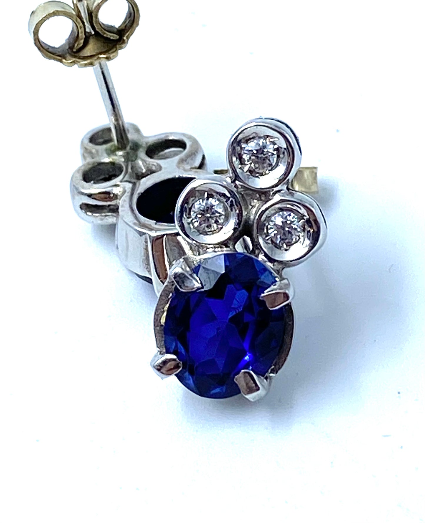 Sapphires and diamonds earrings