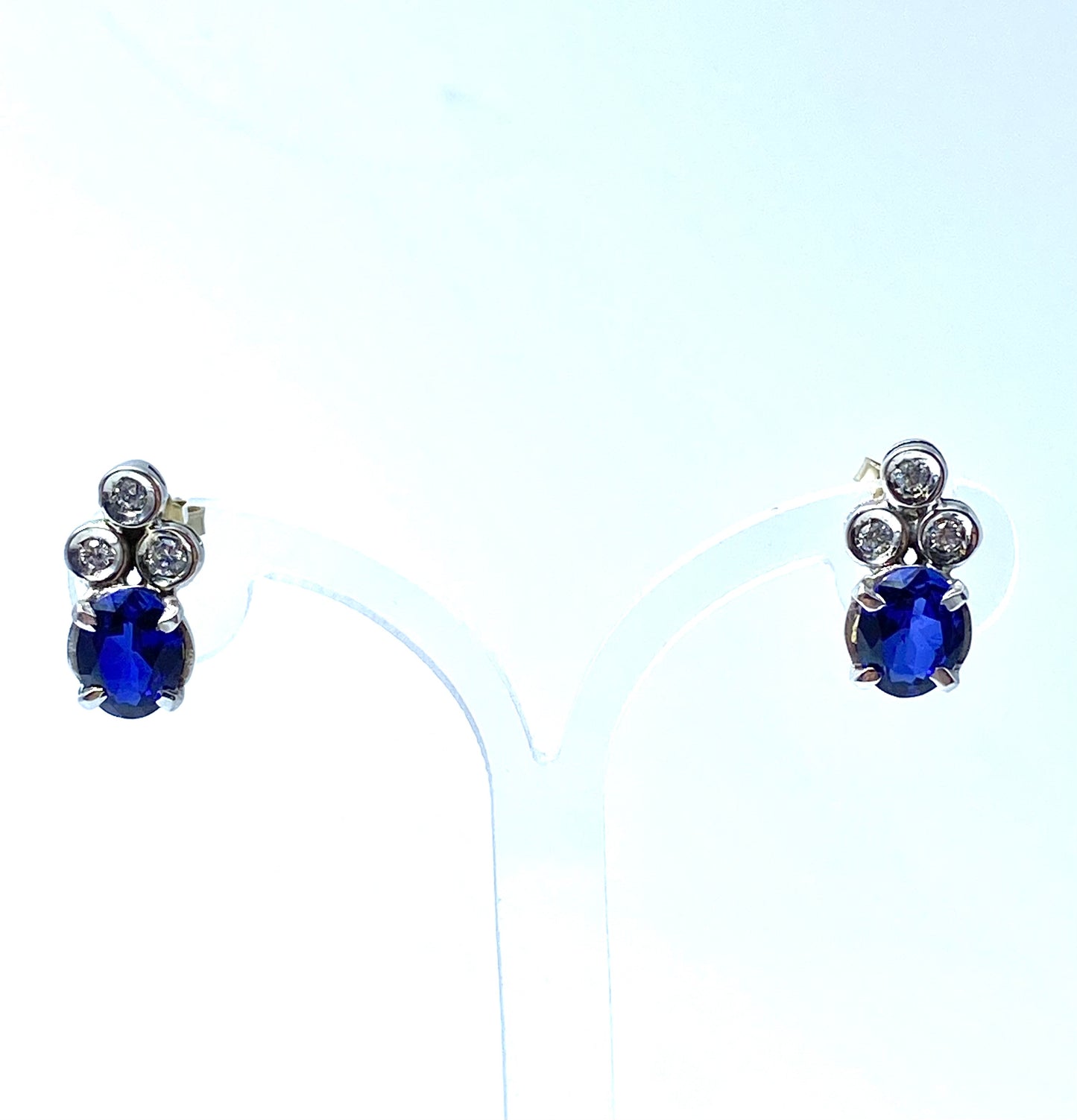 Sapphires and diamonds earrings