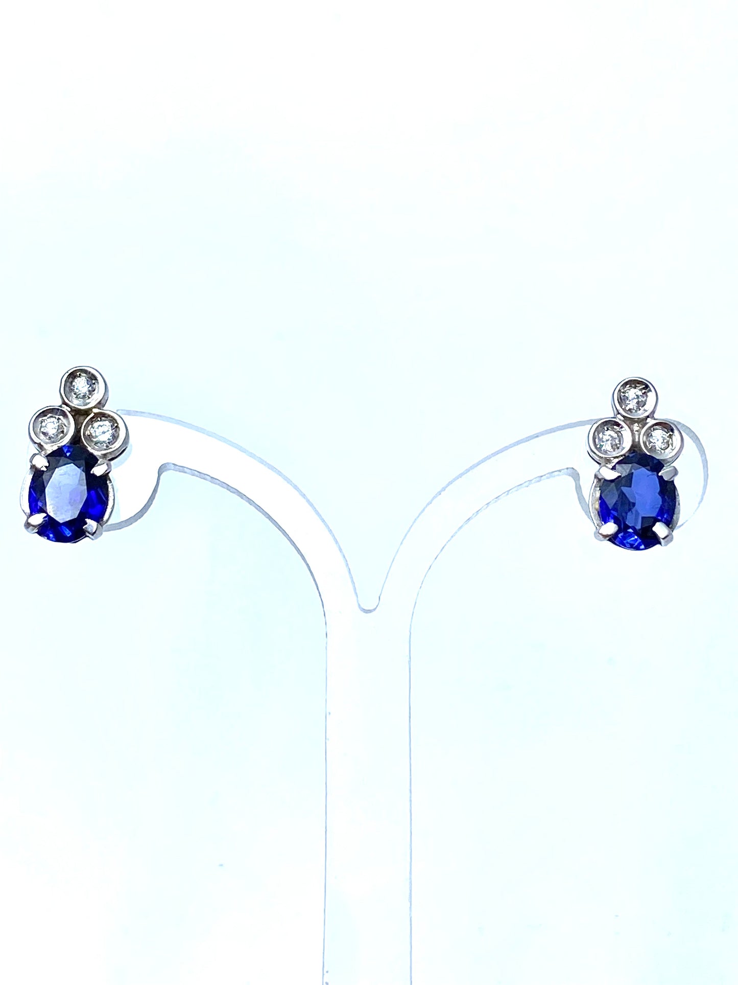 Sapphires and diamonds earrings