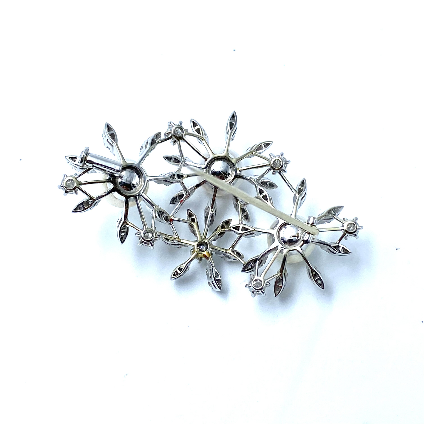 Refined "daisies" brooch with diamonds and pearls