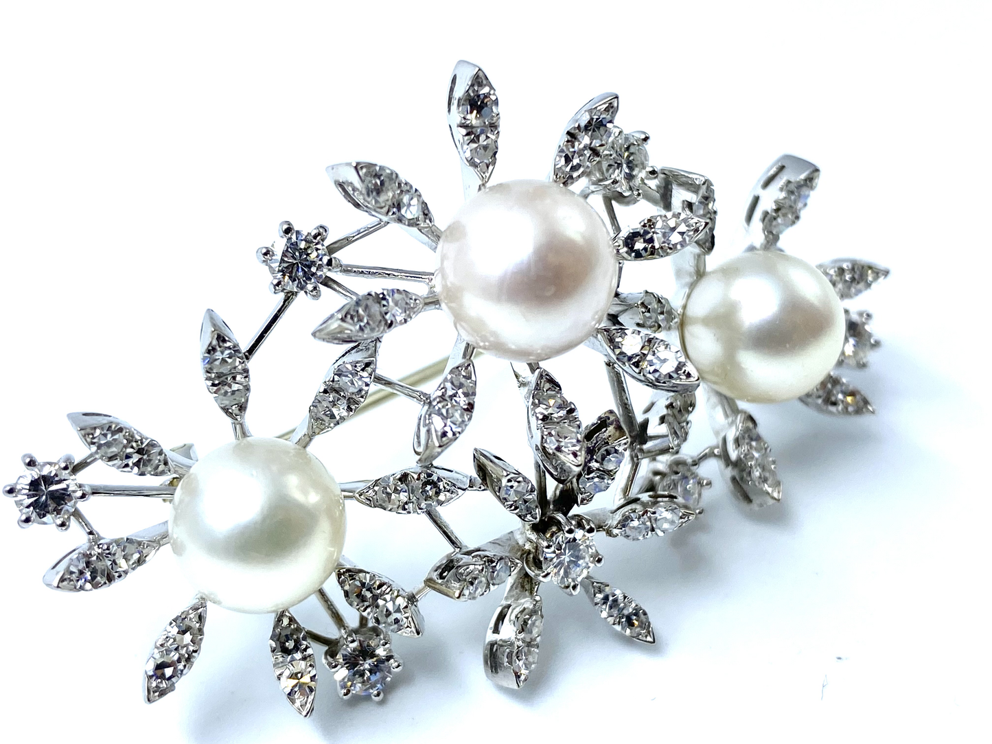 Refined "daisies" brooch with diamonds and pearls