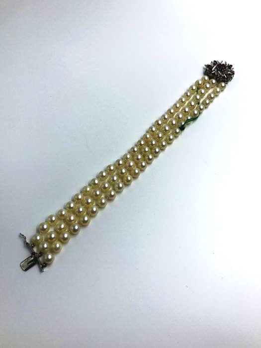 Three pearl string bracelet