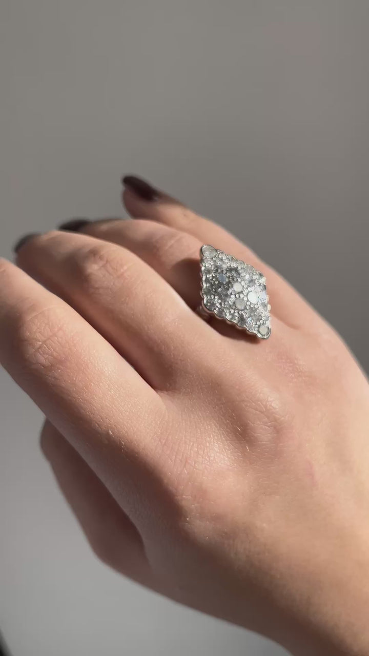 Splendido Anello Romboidale con Diamanti