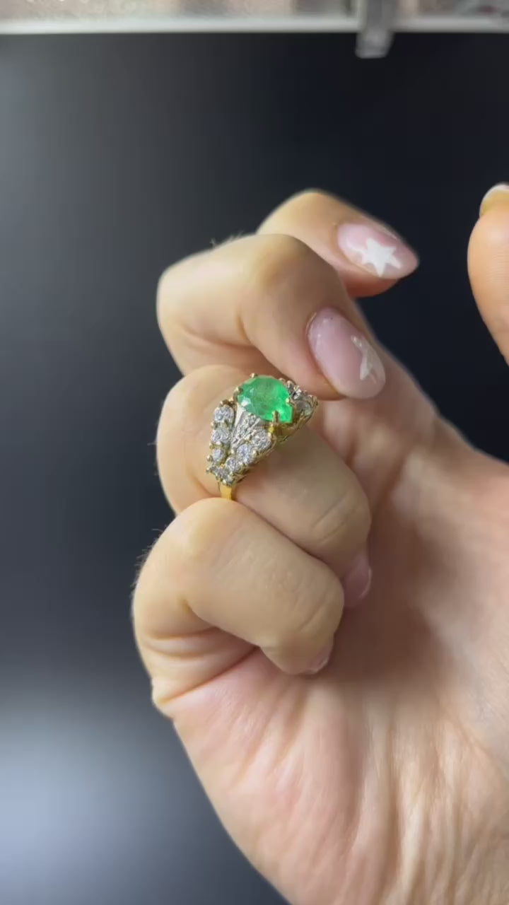 Anello con Smeraldo a Goccia e Diamanti