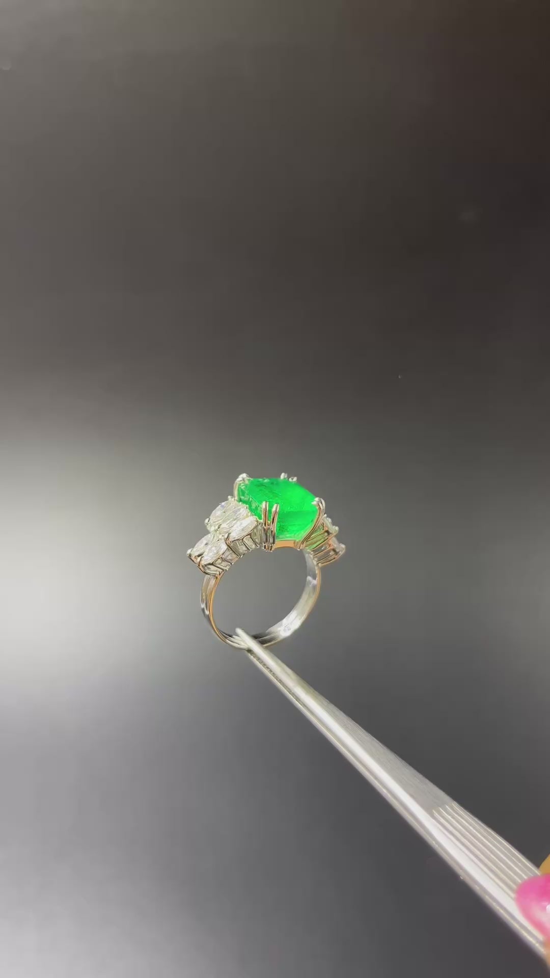 Strepitoso Anello con Smeraldo di Nostra Creazione