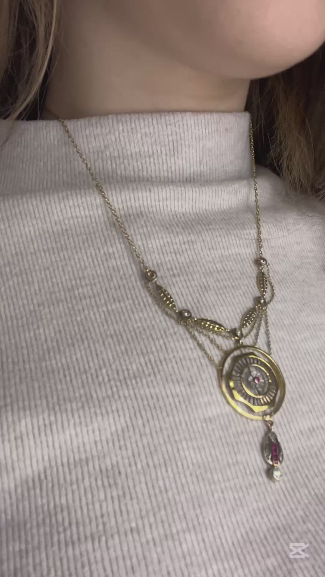 Raro collier in stile Jugendstil realizzato in oro, arricchito da diamanti e rubini.