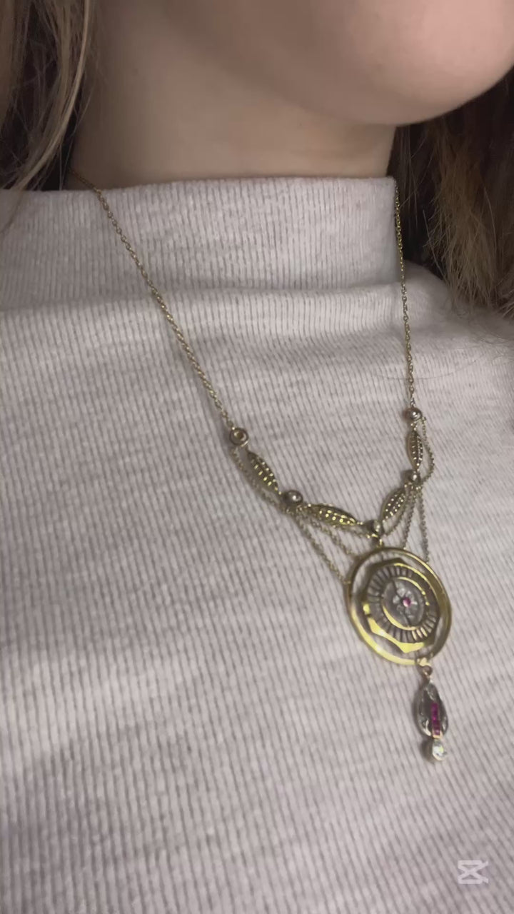 Raro collier in stile Jugendstil realizzato in oro, arricchito da diamanti e rubini.