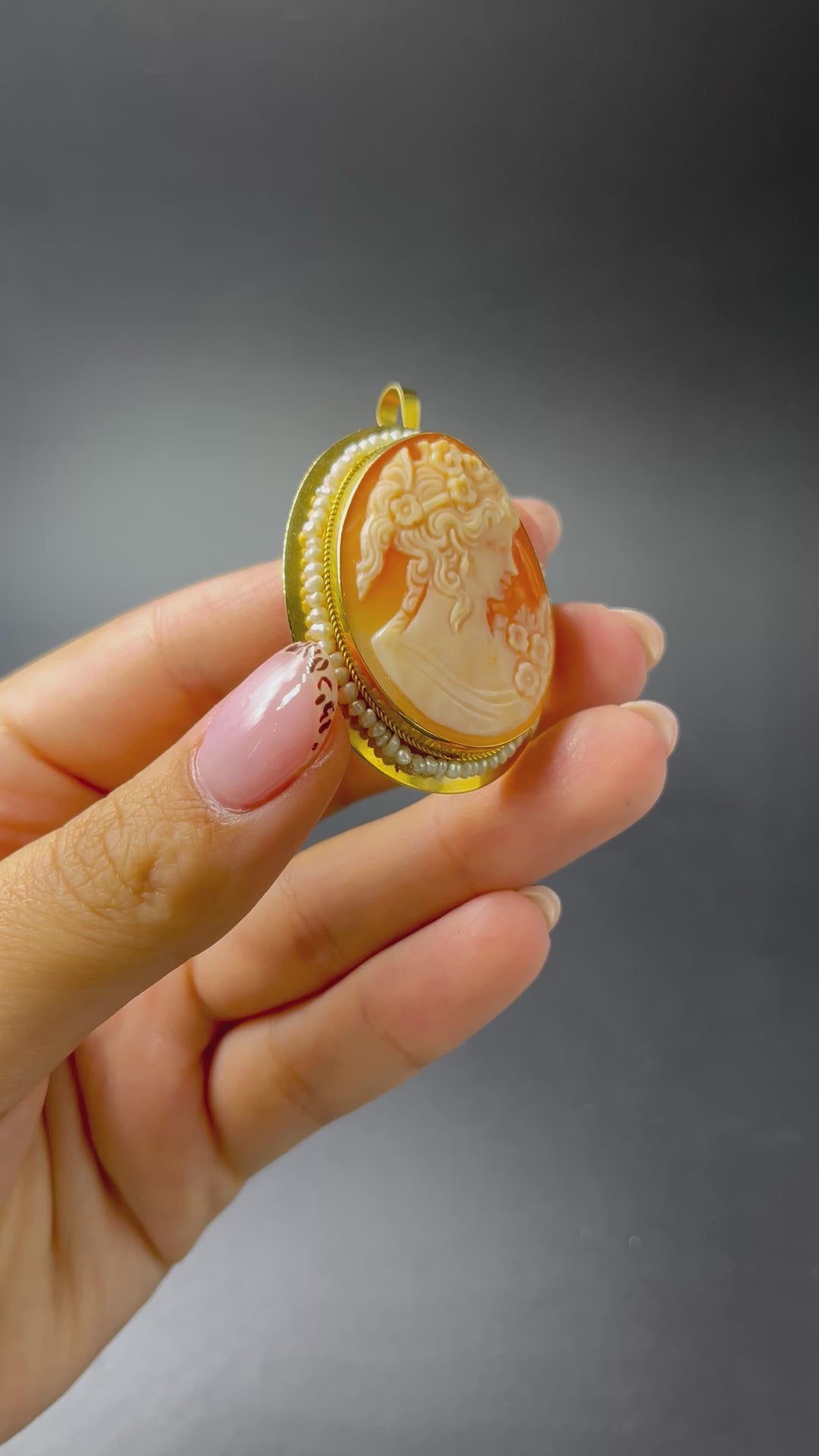 Ciondolo in oro giallo con cammeo e microperle, produzione italiana anni ’60