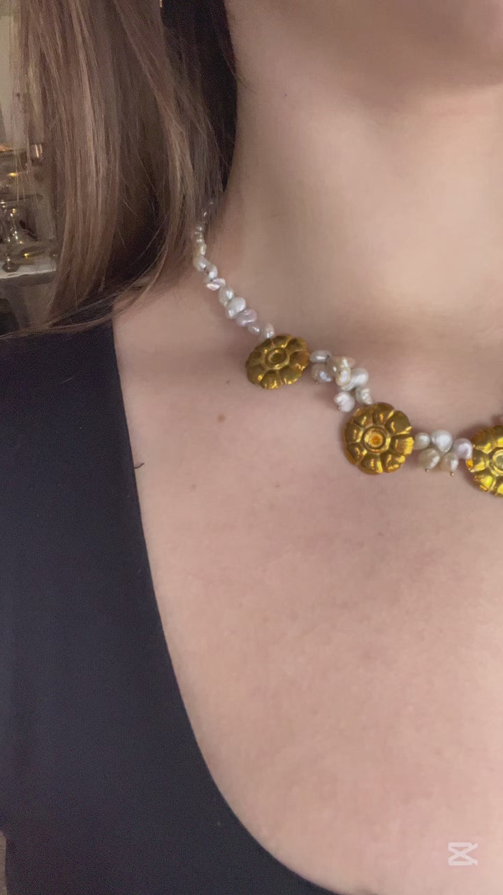 Collier con perle di fiume e margherite d’oro