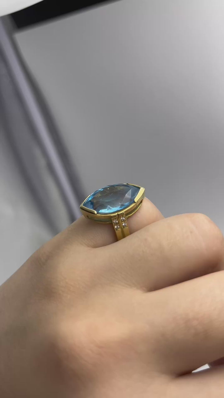 Anello con Topazio Marquise e Diamanti